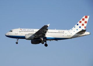 1013px-Croatia_airlines_a319-100_9a-cti_landing_arp