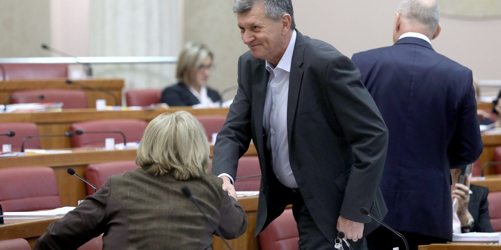 Zagreb: Nakon stanke u Saboru zauzeli mjesta novi zastupnici HDZ-a i SDP-a