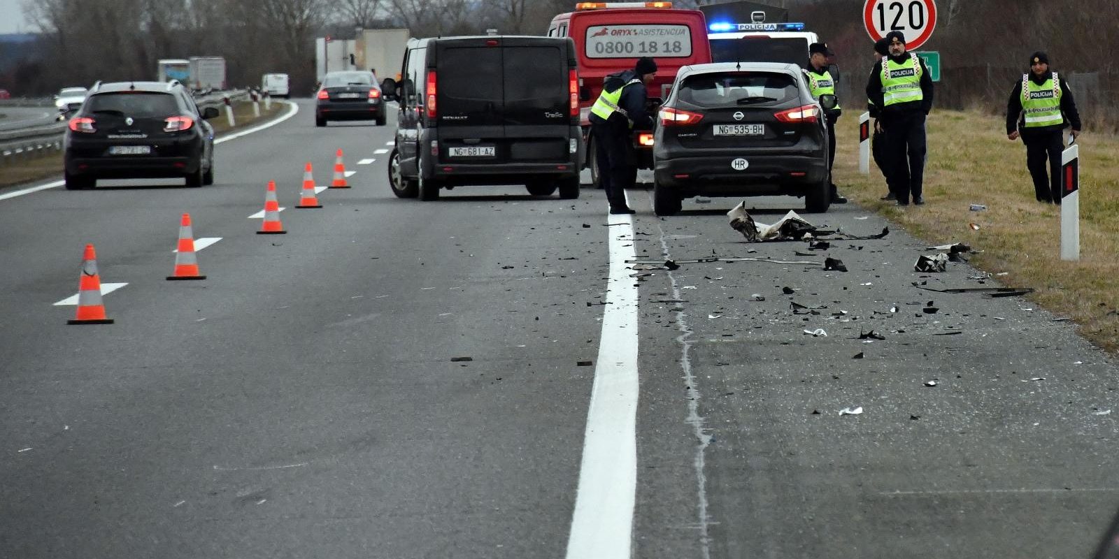 U Starom Petrovom Selu na autocesti udario autom u vojni kamion i poginuo