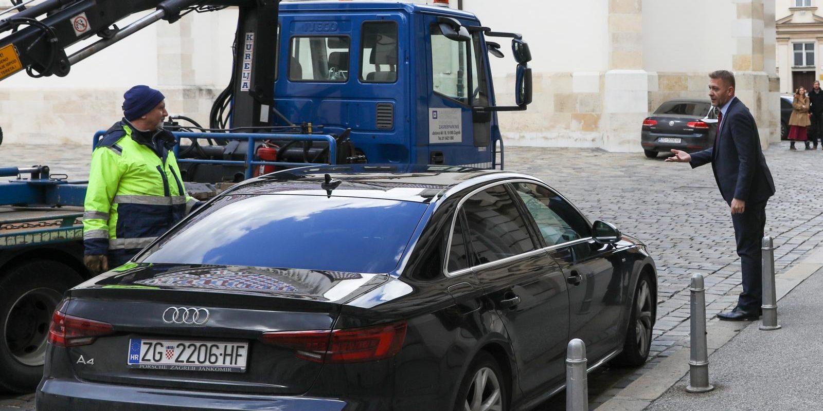 Krešo Beljak ponosno parkirao na sam ulaz Sabora pa se iznenadio kada je došao pauk