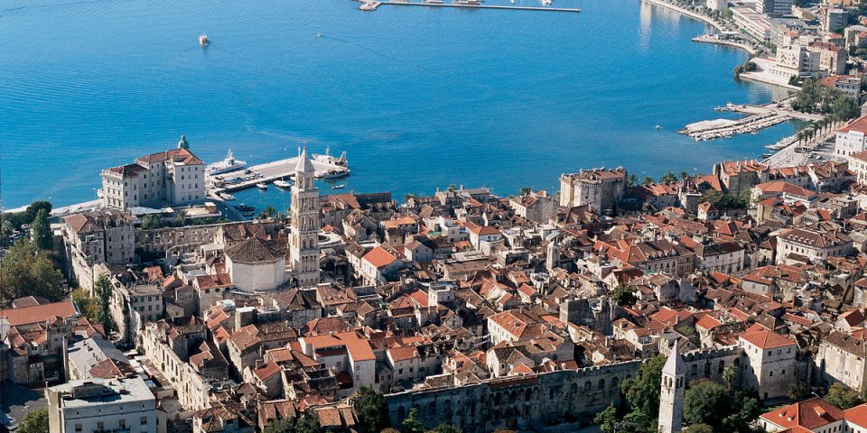 1200px-Split_iz_zraka