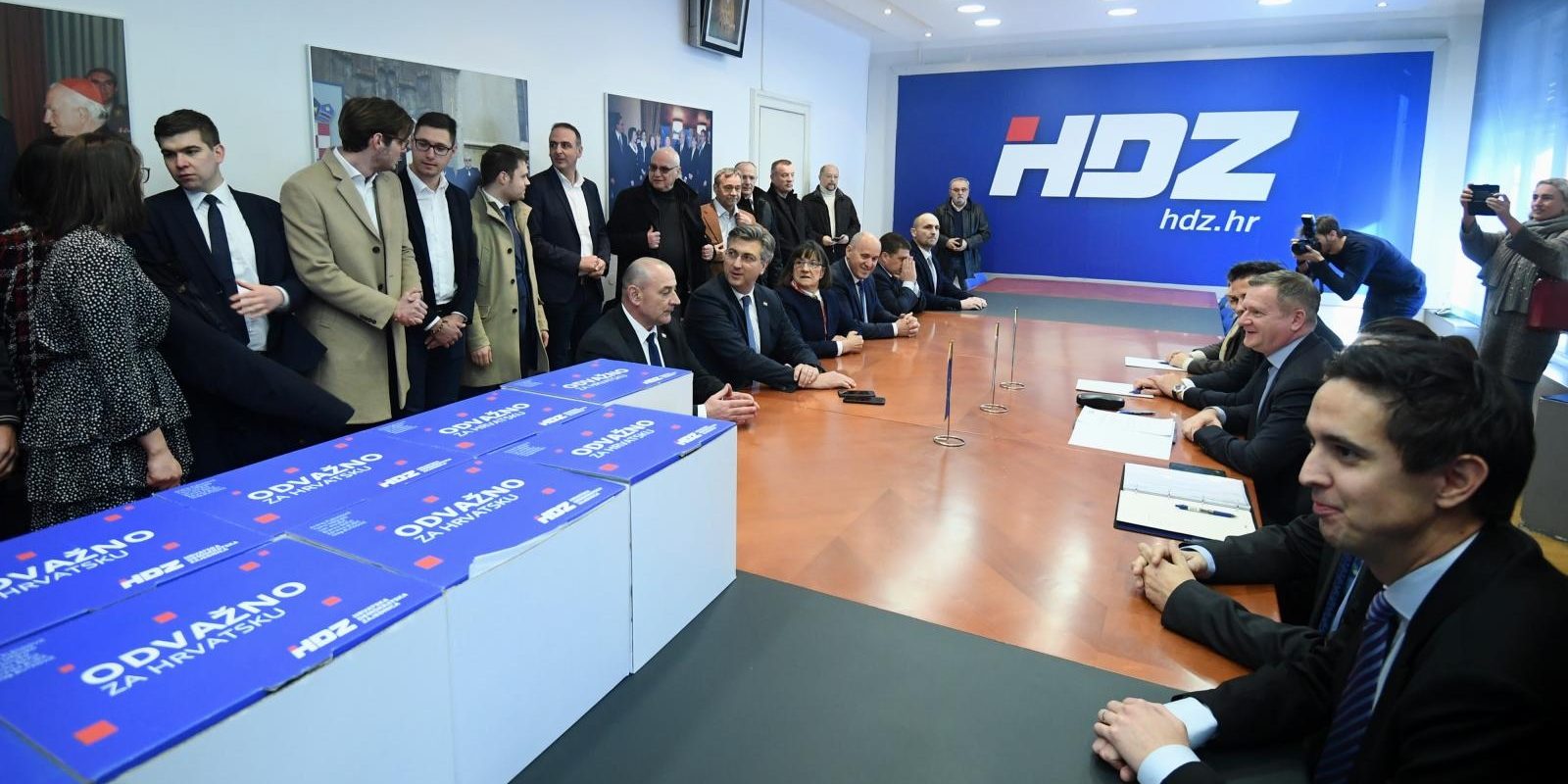 Zagreb: Andrej Plenković zajedno sa svojim timom predao potpise za stranačke izbore
