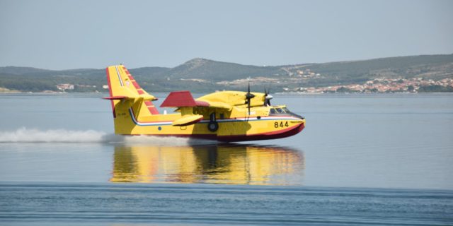 2020-04-13-canadiar-cl415-870×600