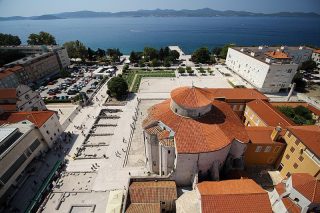 800px-Zadar_kostel_sv._Donáta_a_římské_fórum