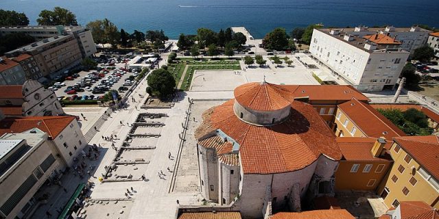 800px-Zadar_kostel_sv._Donáta_a_římské_fórum