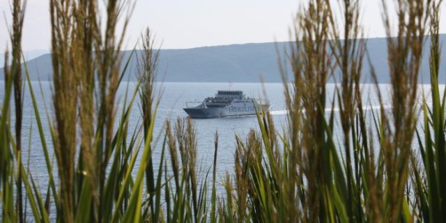ferry-192730_1920-696×464