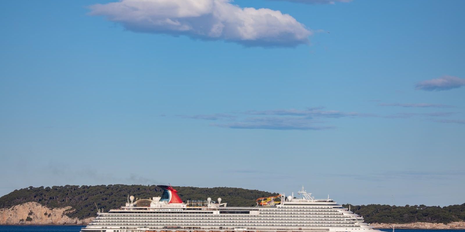 Dubrovnik: Kruzer Carnival Breeze usidrio se kraj otočića Daksa