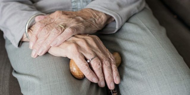 hand-3666974_1280-696×464