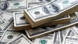 MW-EY056_dollar_ZG_20161017211422-696×391