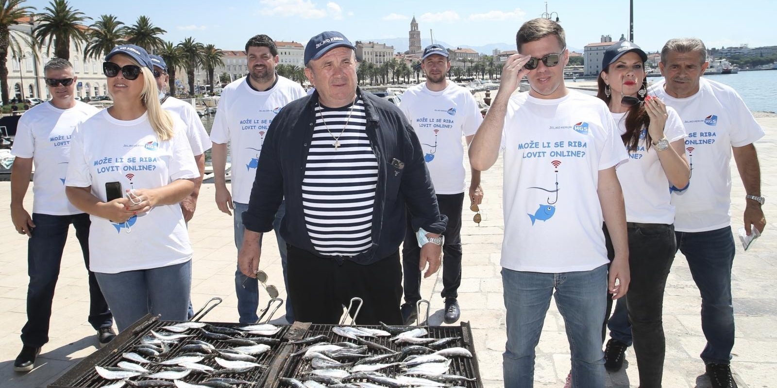Kerum Splićanima dijelio srdele i majice s natpisom