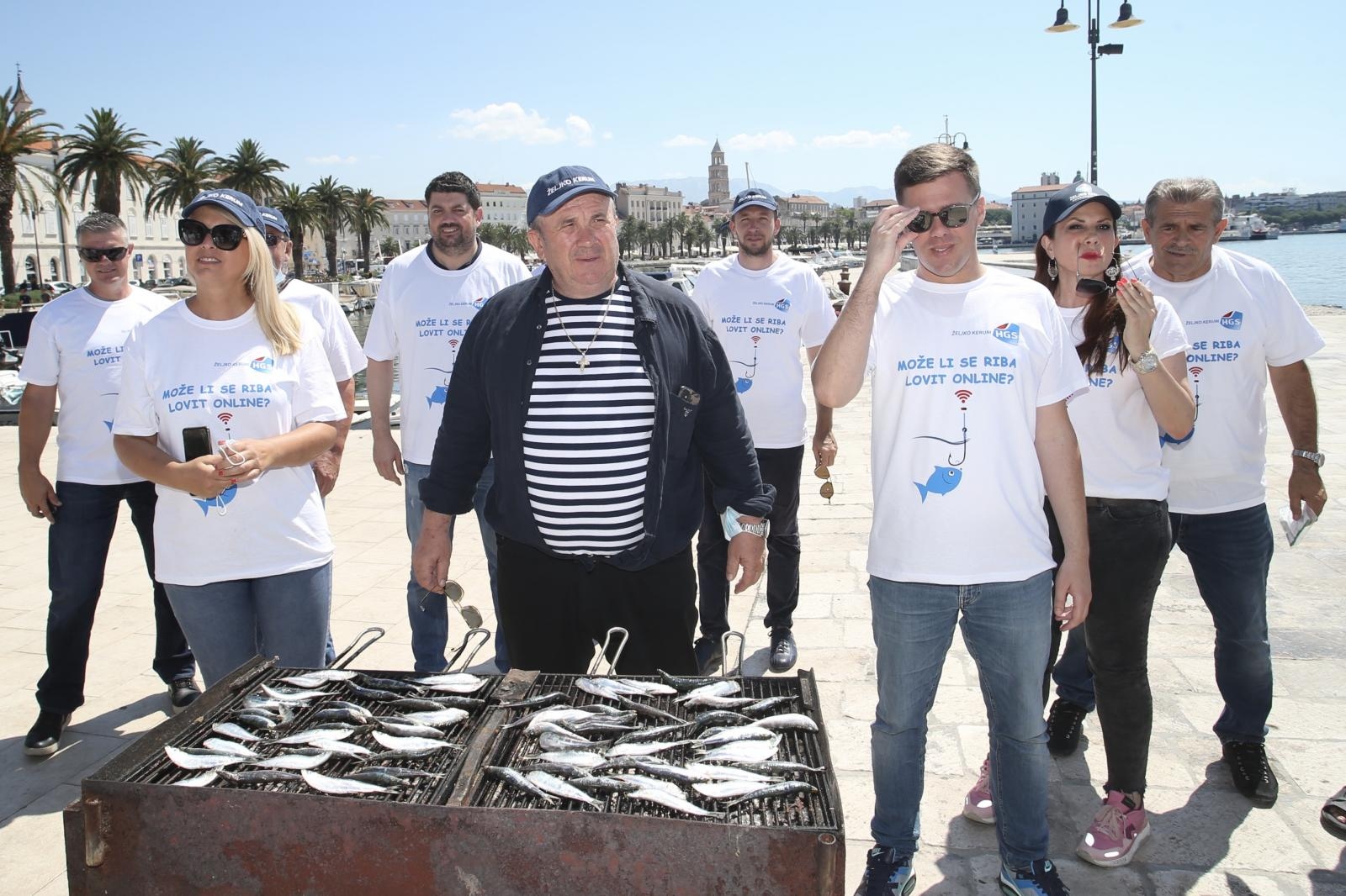 Kerum Splićanima dijelio srdele i majice s natpisom