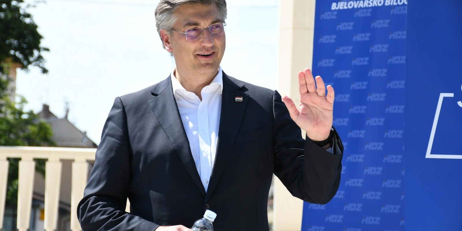 Plenković u Bjelovaru izbjegavao svaki fizički kontakt