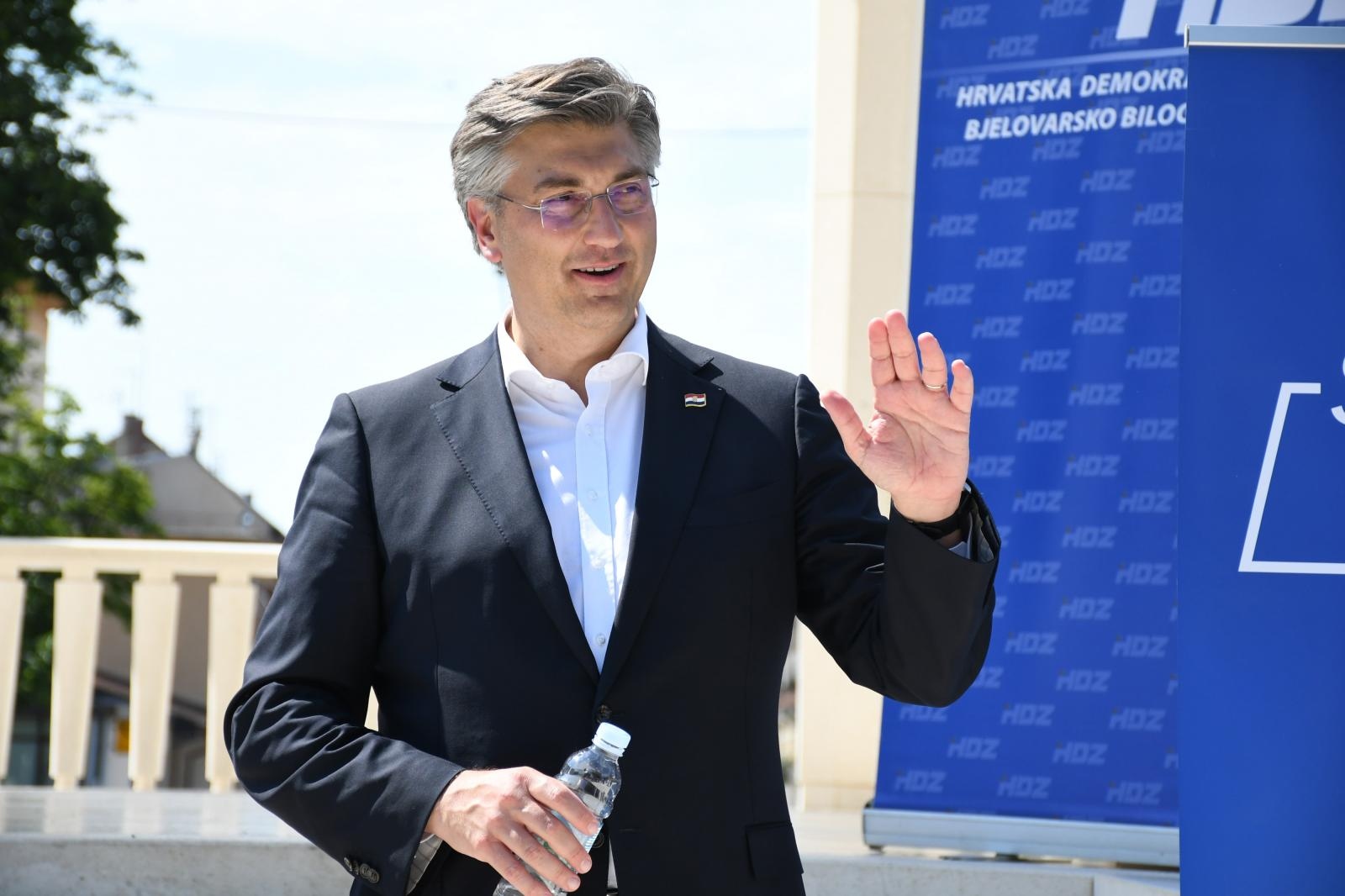 Plenković u Bjelovaru izbjegavao svaki fizički kontakt