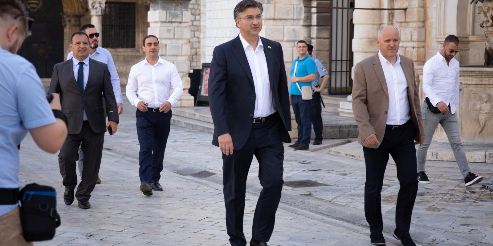 Dubrovnik: Nakon šetnje gradom Andrej Plenković i kolege popili kavu na Stradunu
