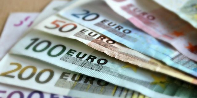 bank-note-209104_1280-696×463
