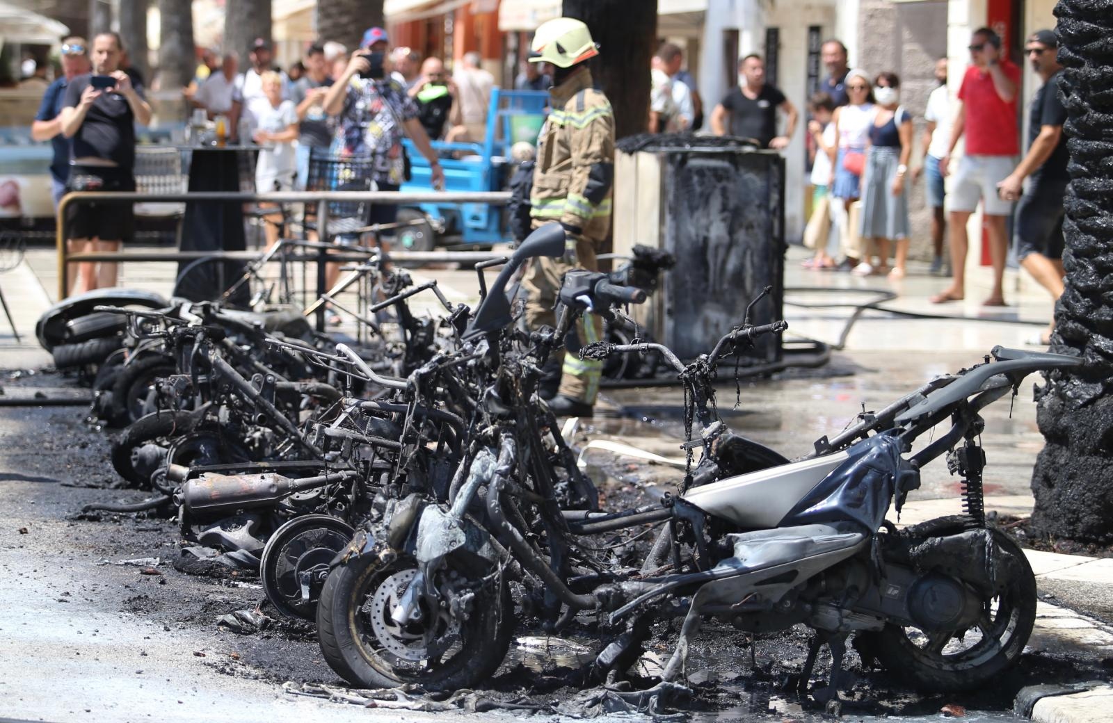 Split: Na Rivi se zapalilo desetak motocikala