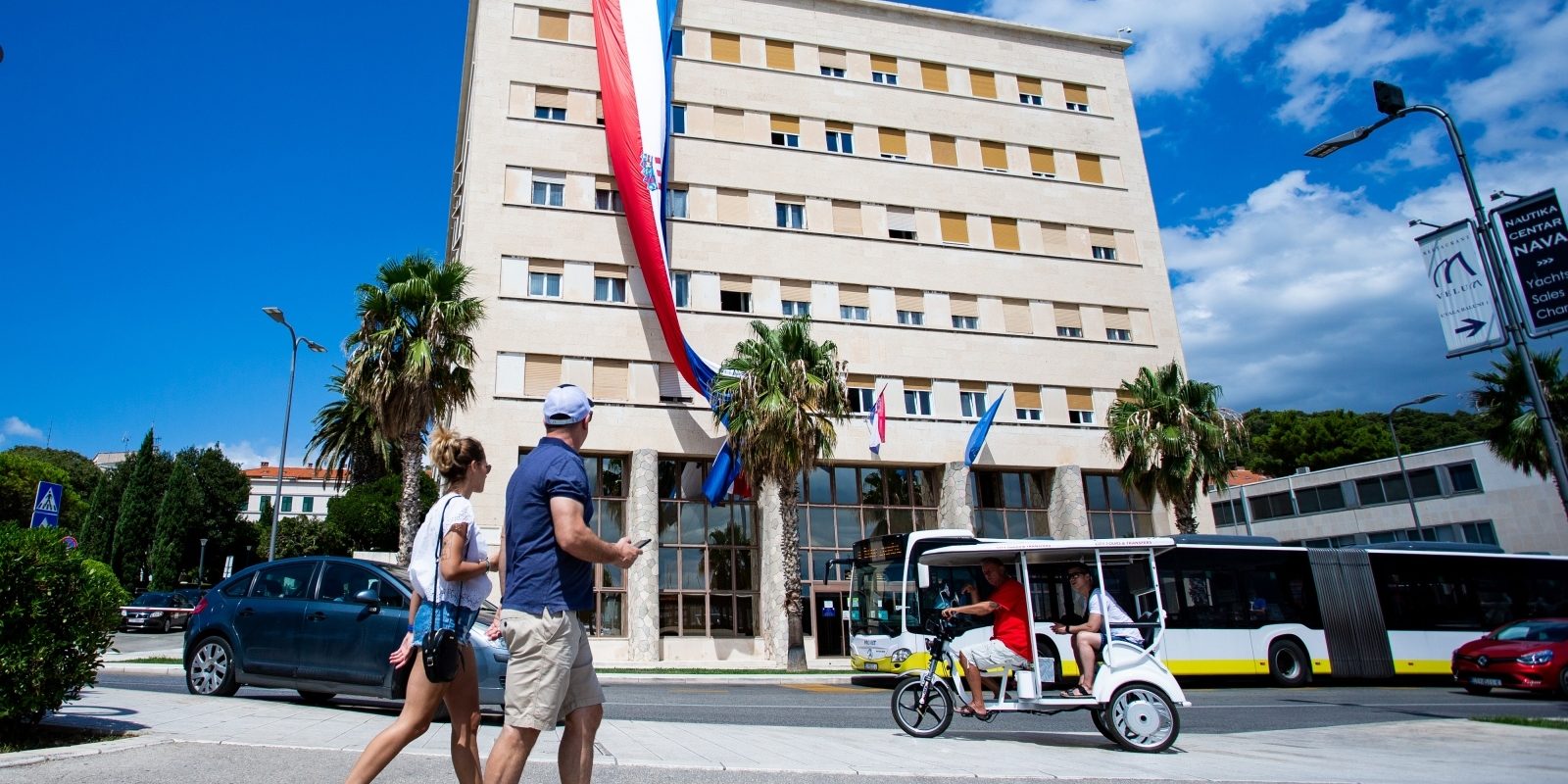 Split: Na zgradi Banovine izvješena hrvatska zastava duga 22 metra