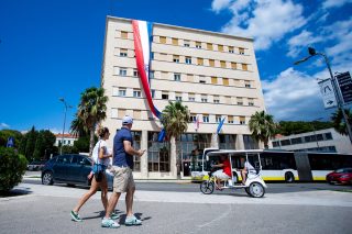Split: Na zgradi Banovine izvješena hrvatska zastava duga 22 metra