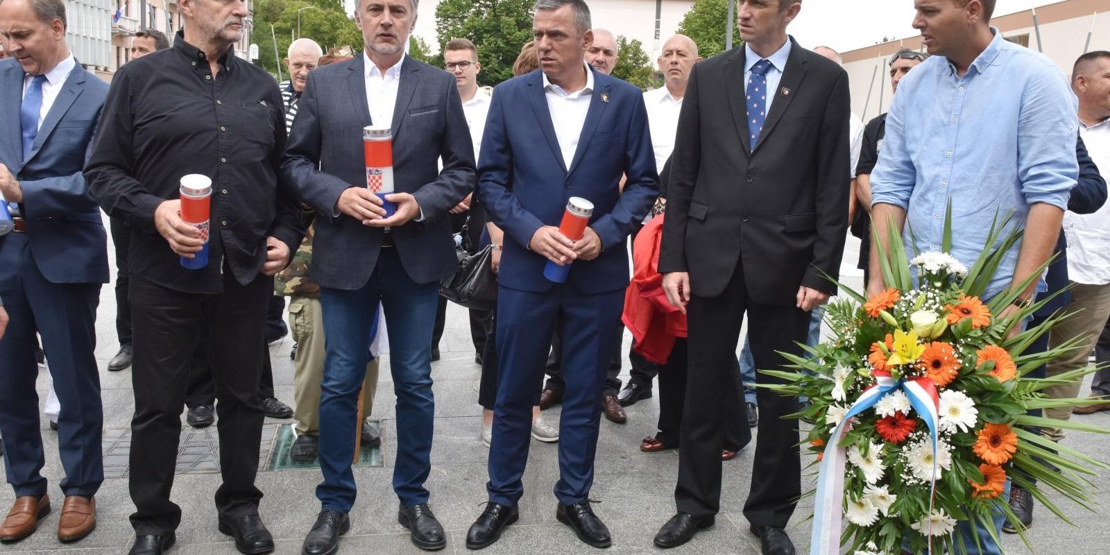 Knin: Miroslav Škoro sa suradnicima položio vijenac na spomenik Oluja 95