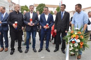 Knin: Miroslav Škoro sa suradnicima položio vijenac na spomenik Oluja 95