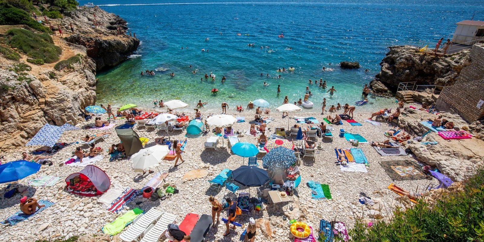 Turisti bezbrižno uživaju na pulskim plažama