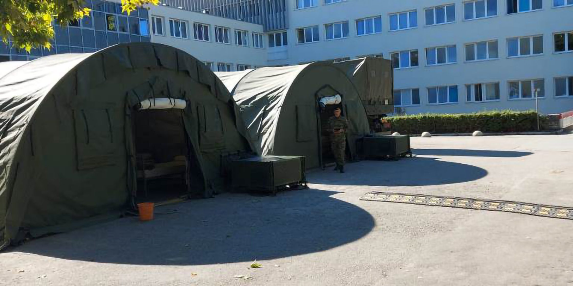 Hrvatska vojska postavila šatore Alaska i ležajeve ispred KBC Split – Križine