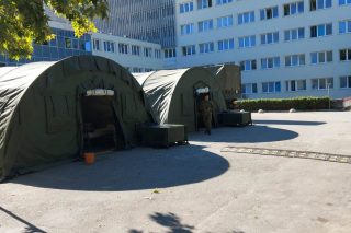 Hrvatska vojska postavila šatore Alaska i ležajeve ispred KBC Split – Križine