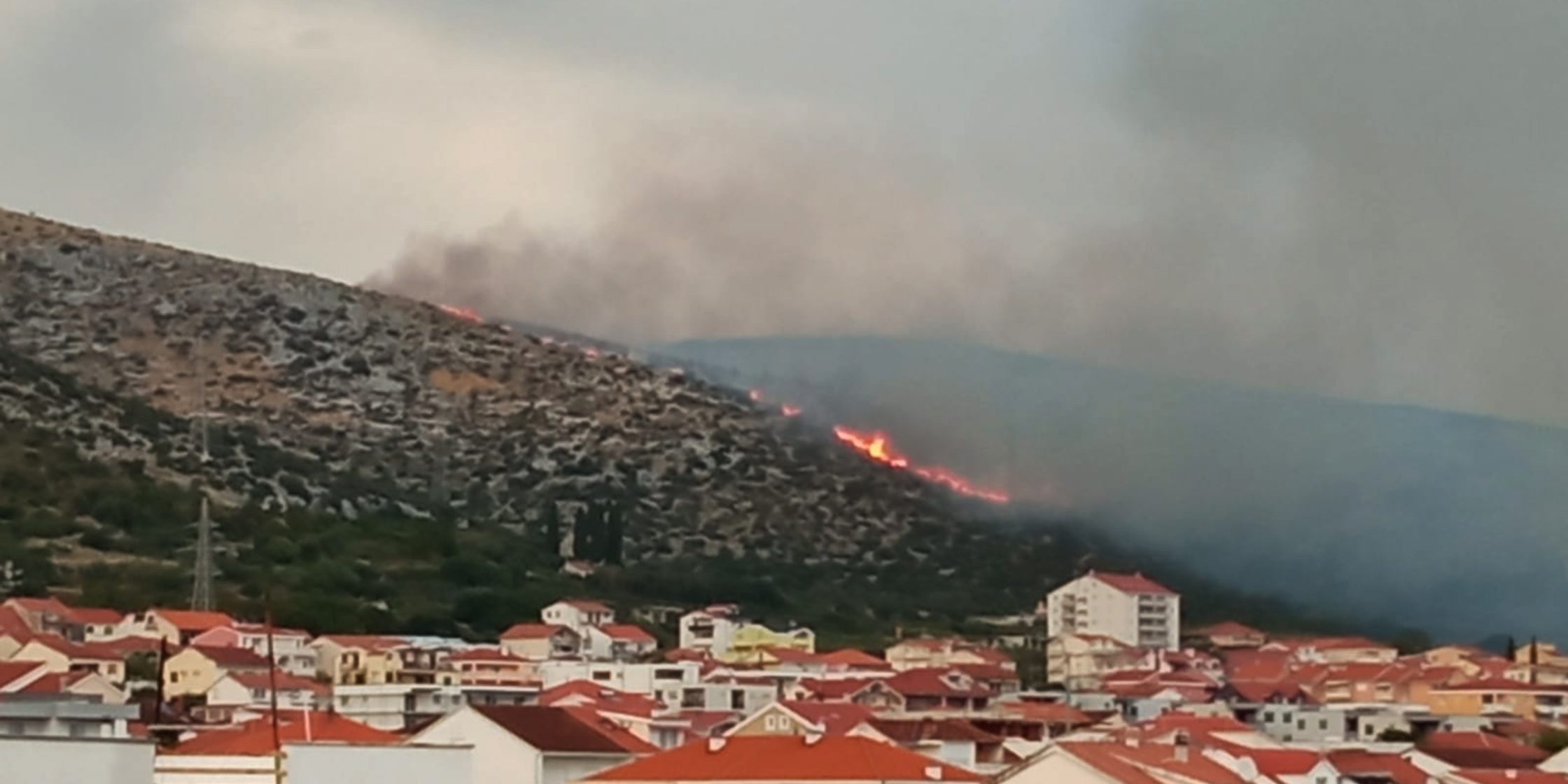 Zračne snage gasile požar kod Trogira