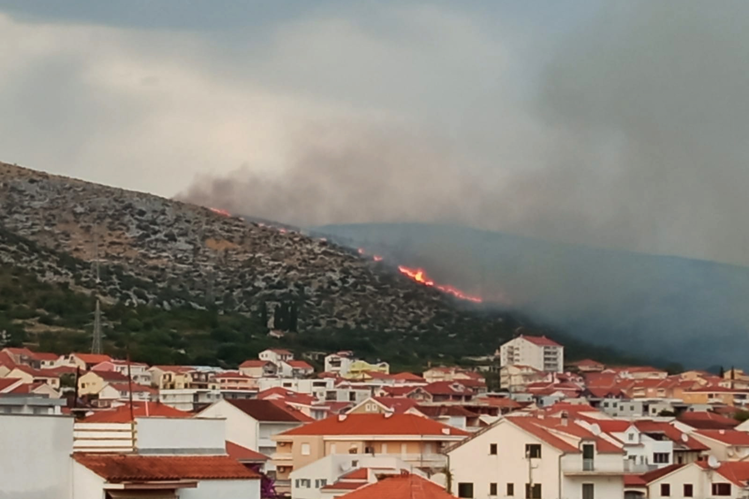 Zračne snage gasile požar kod Trogira
