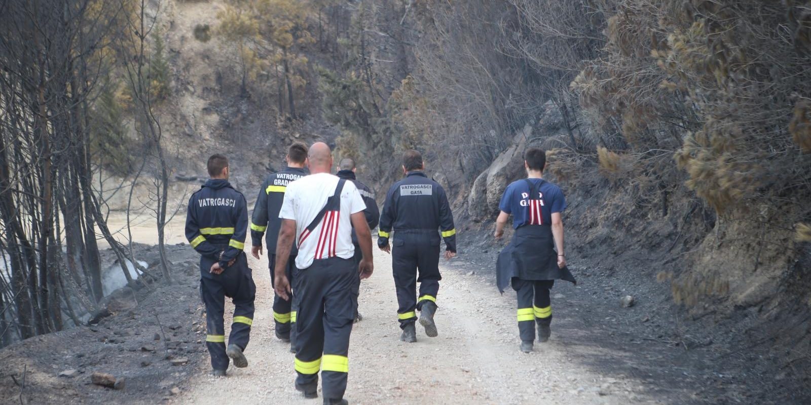 Vatrogasci probdjeli cijelu noć na požarištu kod Lokve Rogoznice