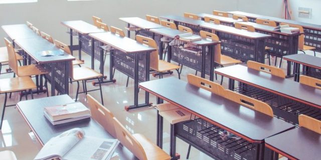 classroom-2787754_1280-696×452