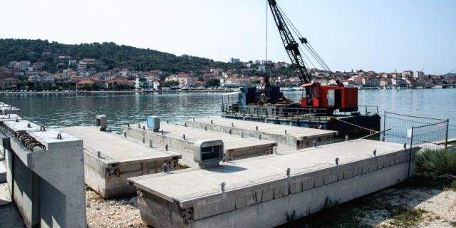 04-11_Lukobran