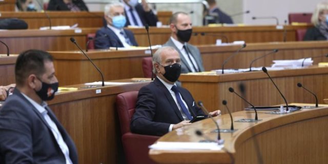 PXL_061120_30747076-696×464