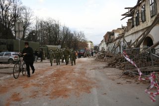 Hrvatska vojska pomaže potresom pogođenom gradu Petrinji i Sisku