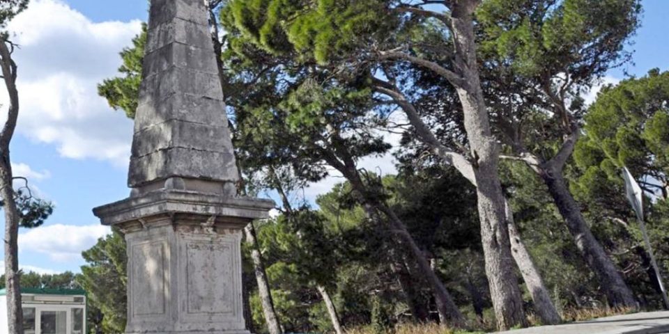 Napoleonov-spomenik-Makarska-1024×680