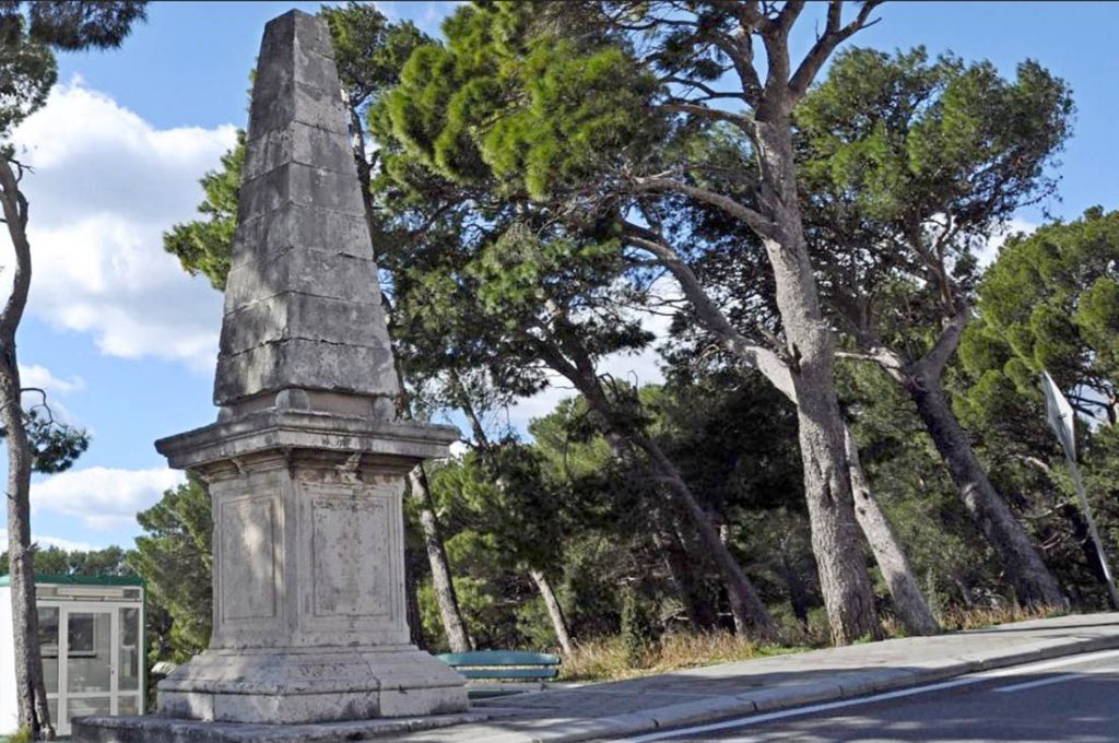 Napoleonov-spomenik-Makarska-1024×680