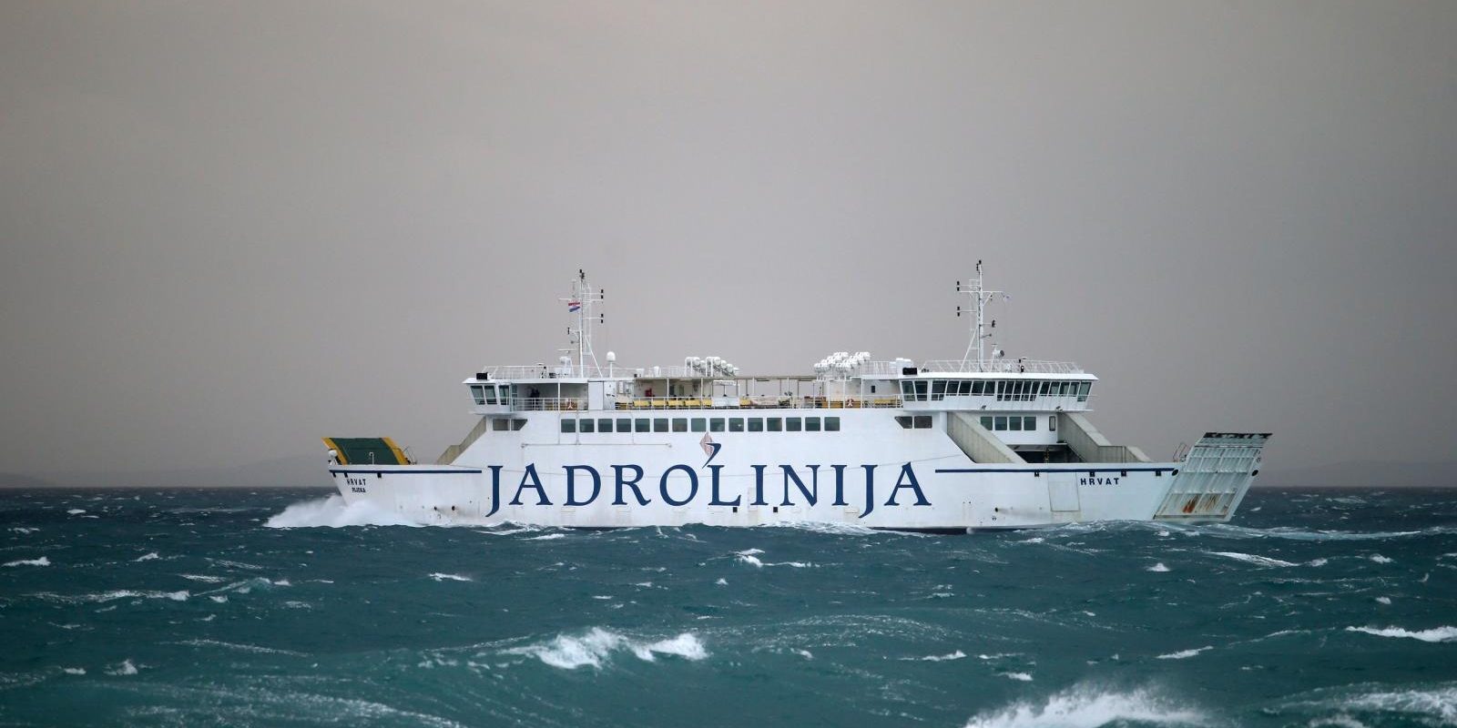 Split: Unatoč prekidima pojedinih linija, trajekt za Brač još uvijek odolijeva vremenskim uvjetima