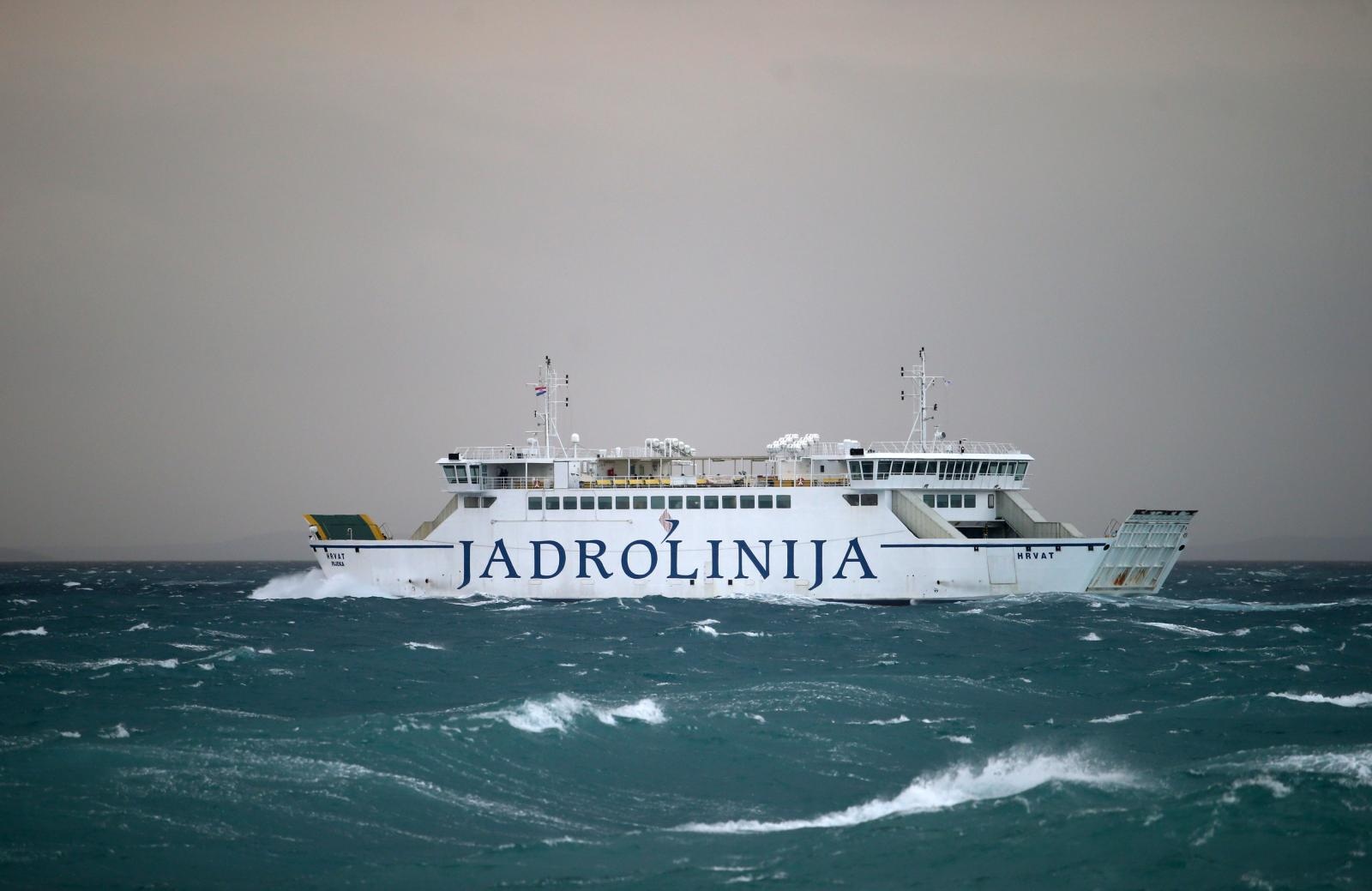 Split: Unatoč prekidima pojedinih linija, trajekt za Brač još uvijek odolijeva vremenskim uvjetima
