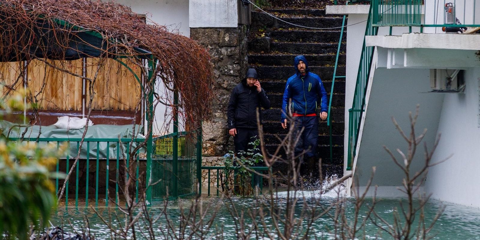 Evakuacija mještana i gradnja zečjih nasipa u poplavljenom selu Kokorići