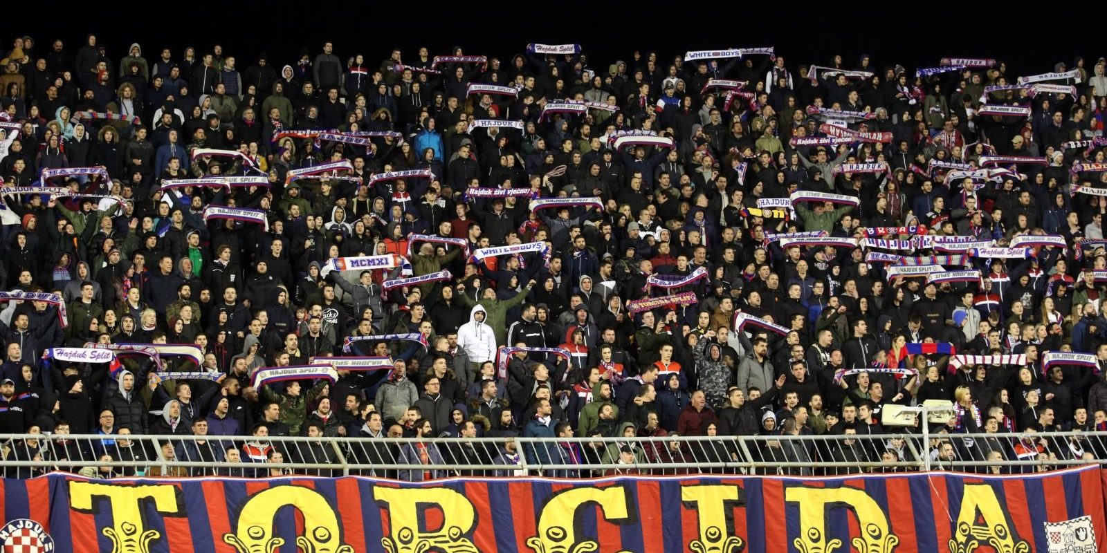 Split: Nakon 4 mjeseca navijači se vratili na Poljud i bodrili Hajduk u utakmici protiv Lokomotive