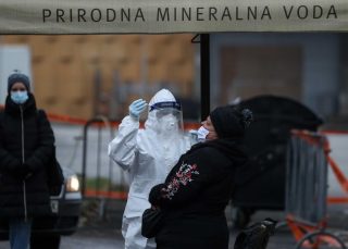 Zagreb: Građani se testiraju na koronavirus u drive in ambulanti u Sigetu