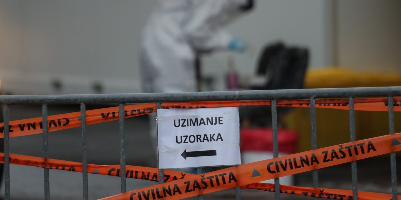 Zagreb: Građani se testiraju na koronavirus u drive in ambulanti u Sigetu