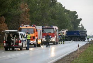 U sudaru kamiona i automobila nedaleko Pule jedna je osoba poginula