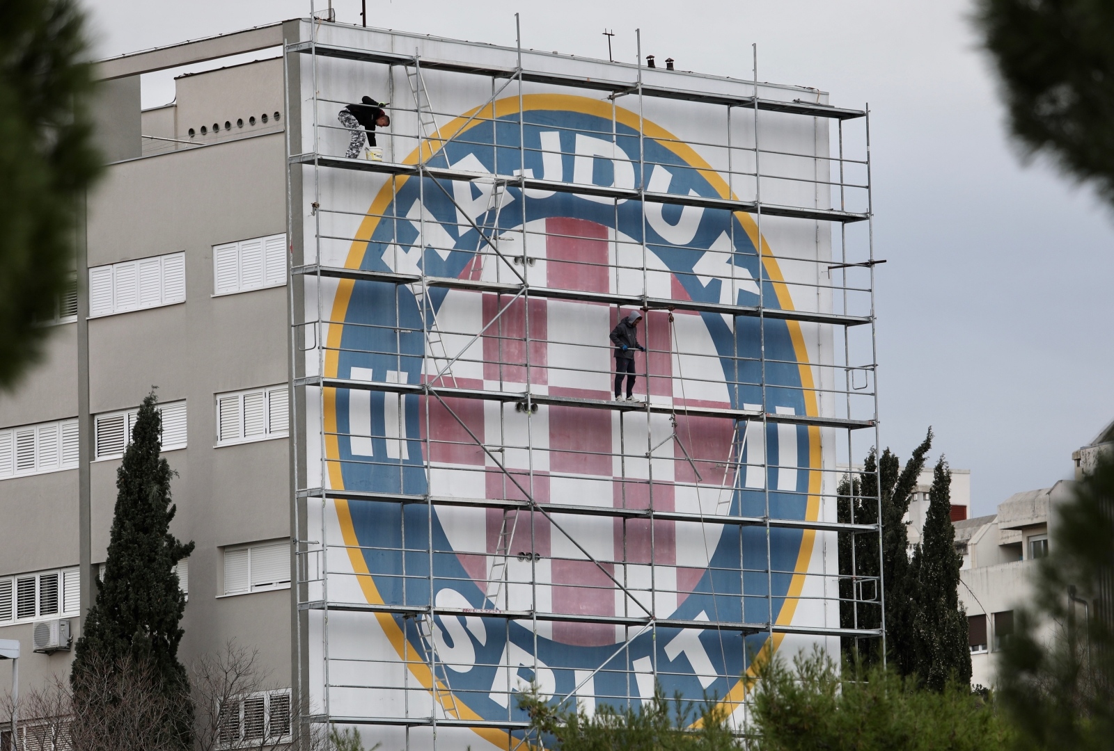 Split: U svrhu obnove fasade postavljene su skele na zgradu s najvećim grbom Hajduka