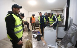 U Majskim Poljanama montirana kuća za obitelj Suknaić koja je u potresu ostala bez svega