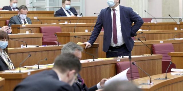 PXL_200121_31504232-696×464