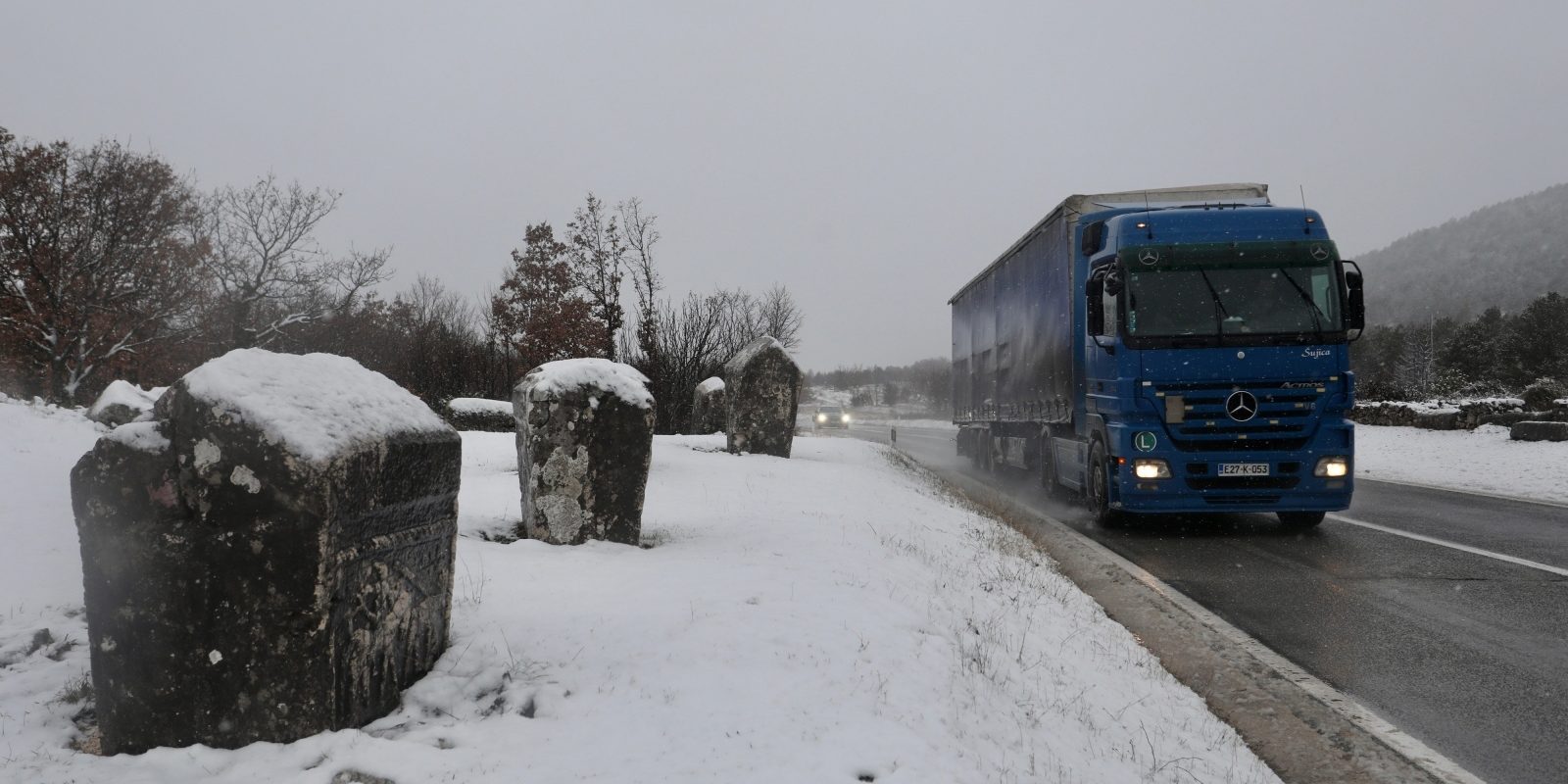 Cista Velika: Snijeg uz cestu koji pada u Dalmatinskoj zagori