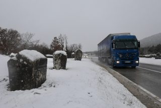 Cista Velika: Snijeg uz cestu koji pada u Dalmatinskoj zagori