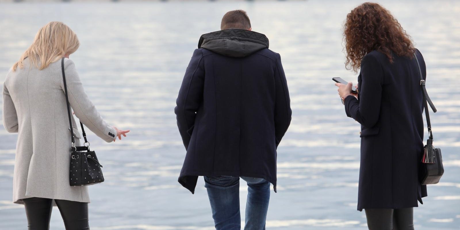 Na splitskoj rivi i dalje je sve zatvoreno, a građani piju kavu na zidiću