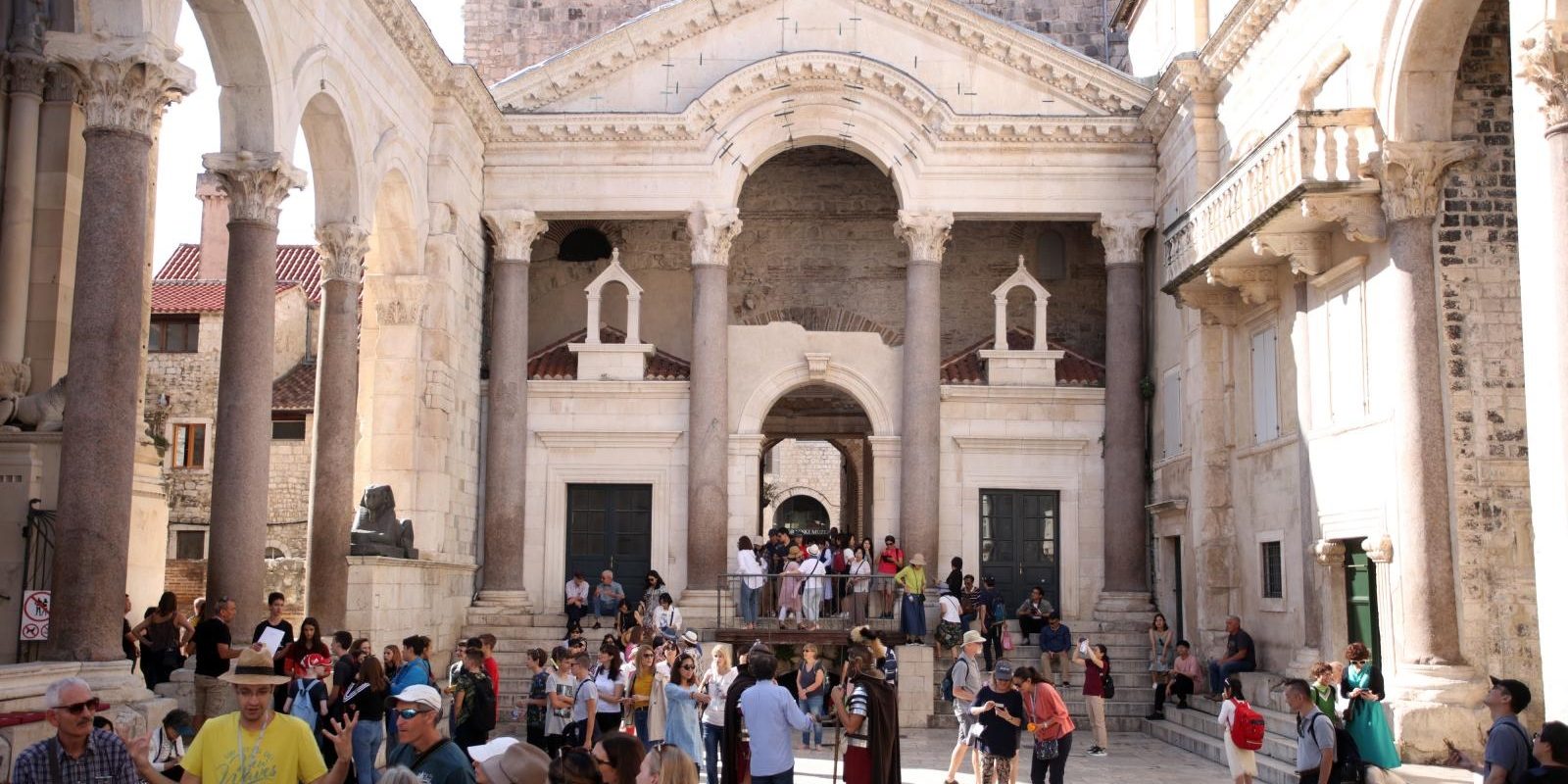 Split: Turisti u obilasku Peristila i drugih gradskih znamenitosti